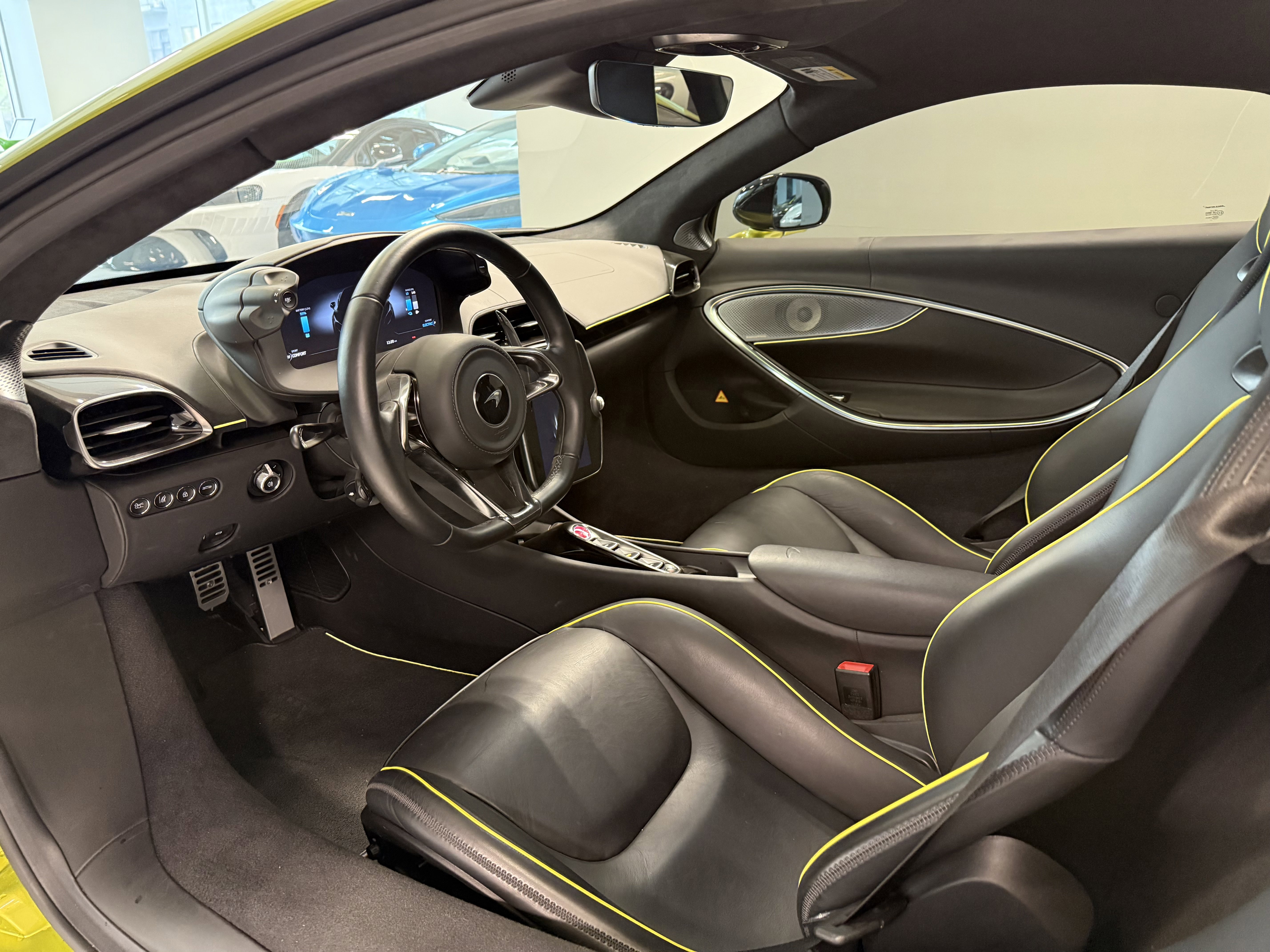 Used 2023 McLaren Artura RWD image 8