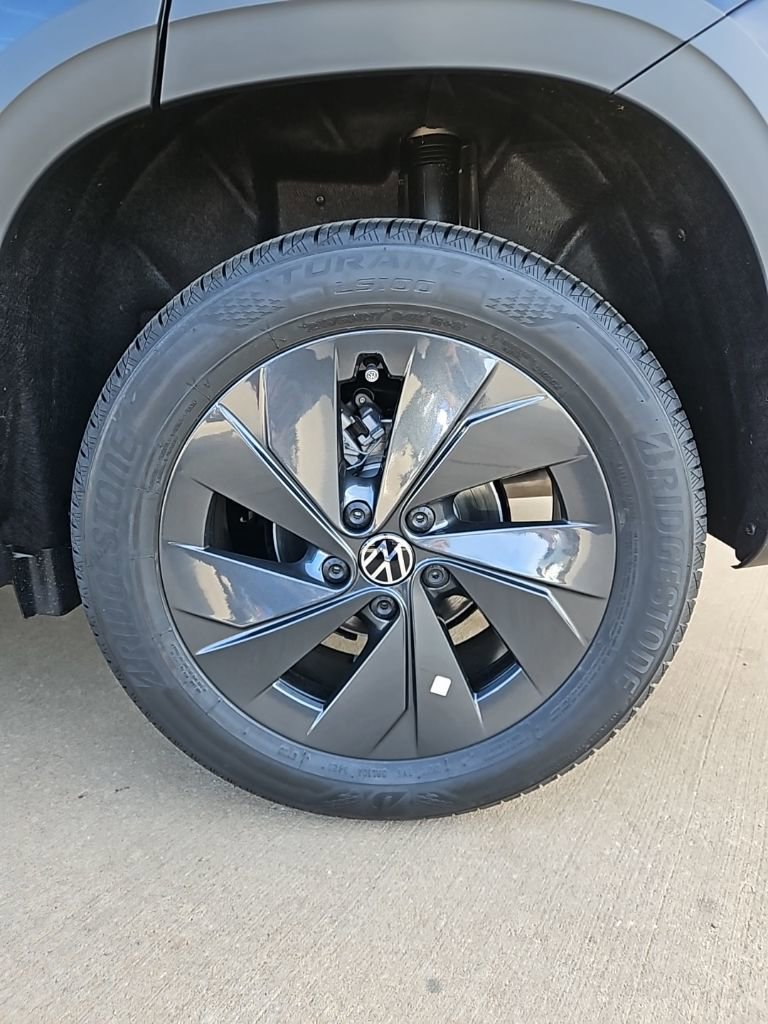 New 2026 Volkswagen Taos S image 9