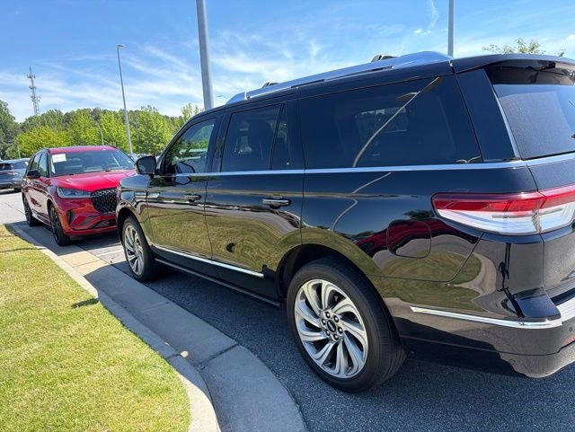 Used 2023 Lincoln Navigator Reserve AWD/4WD image 4