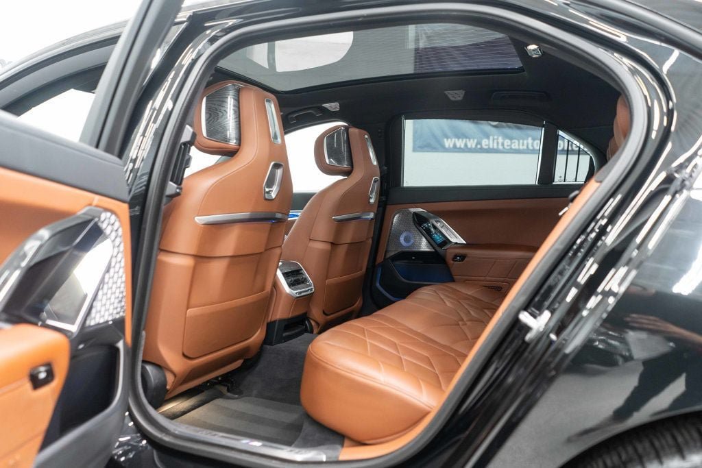 Used 2023 BMW 760i xDrive AWD/4WD image 38