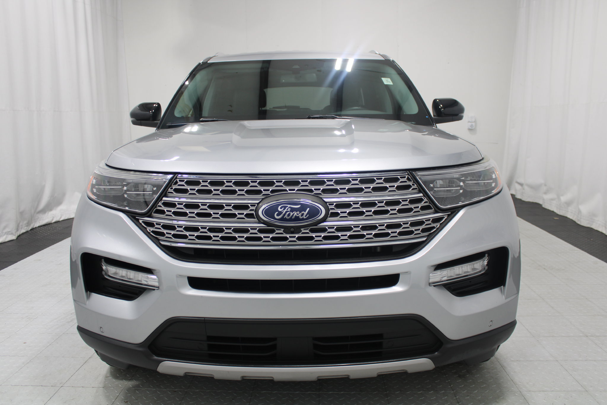 Used 2023 Ford Explorer Limited w/ Equipment Group 301A AWD/4WD image 3