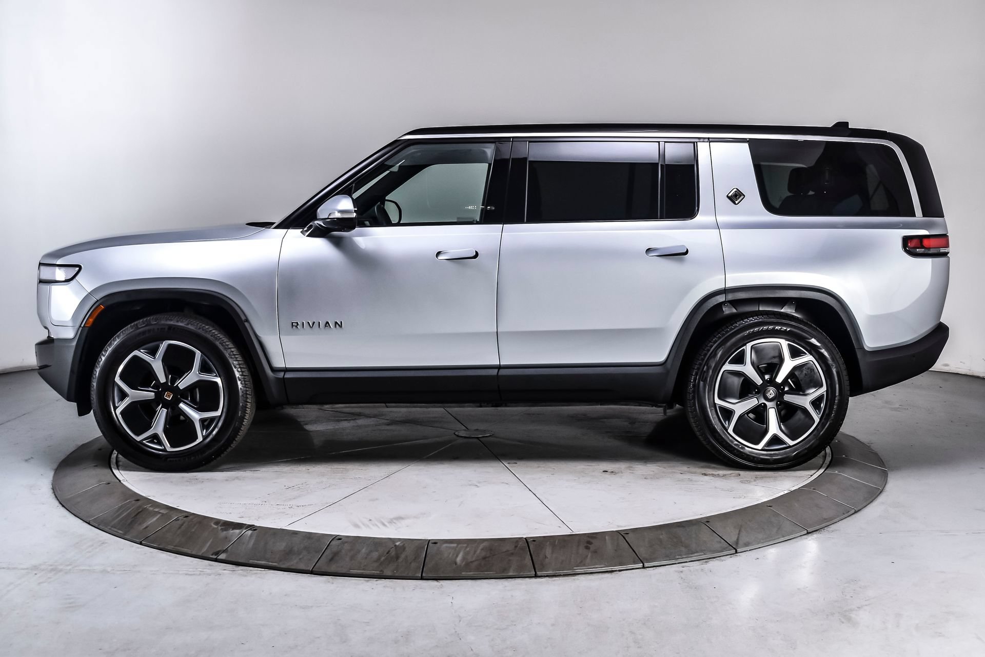 Used 2024 Rivian R1S Adventure AWD/4WD image 3