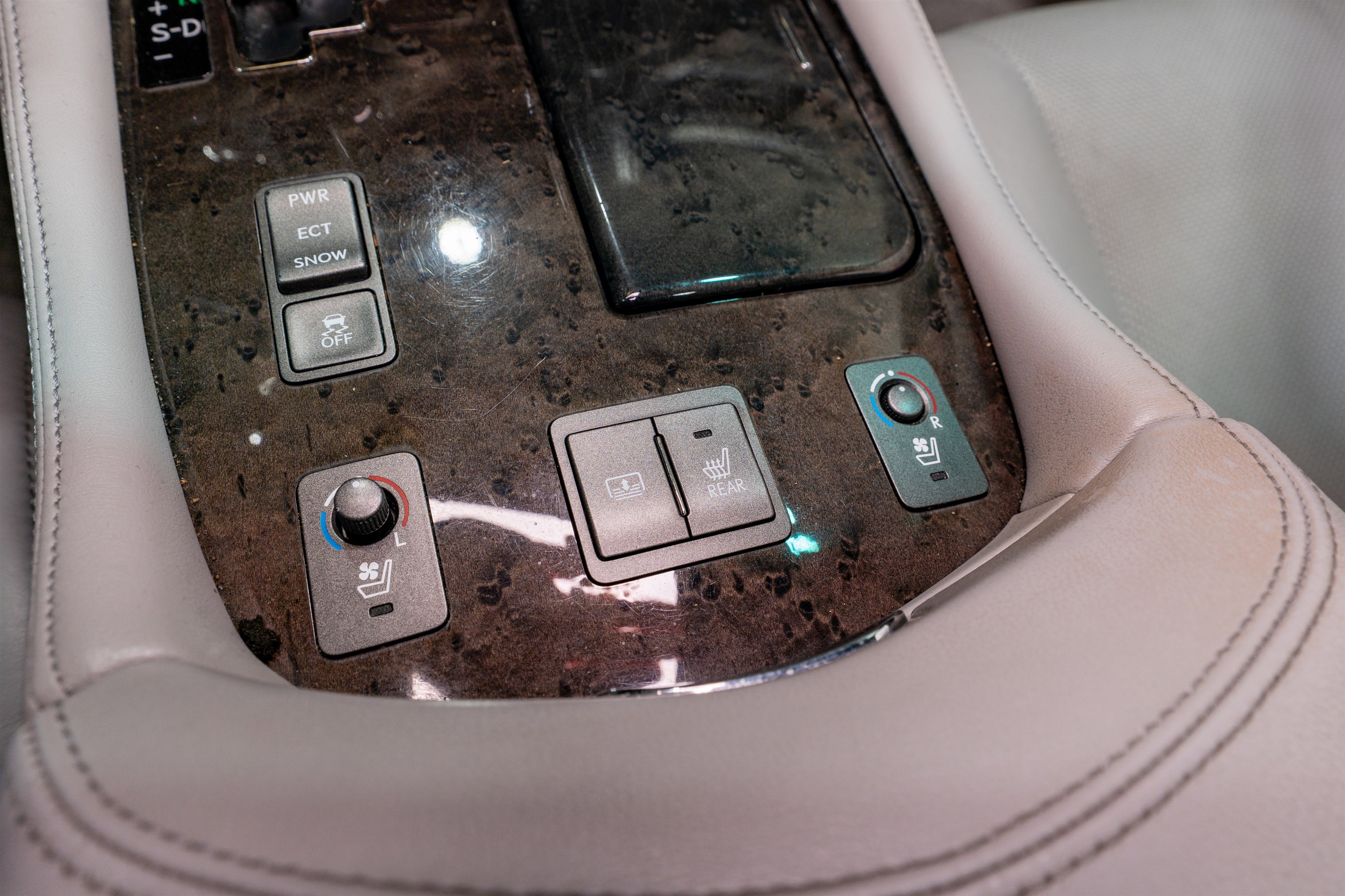Used 2012 Lexus LS 460 w/ Comfort Pkg image 26