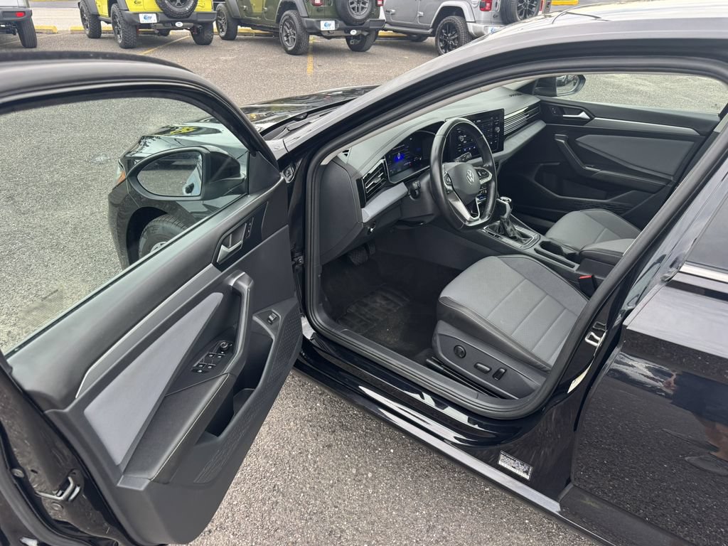 Used 2025 Volkswagen Jetta SE FWD image 11