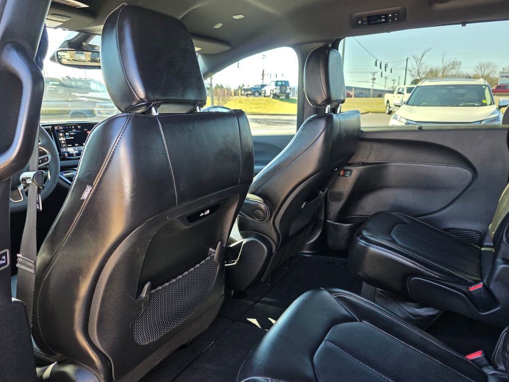 Used 2025 Chrysler Pacifica Select image 27