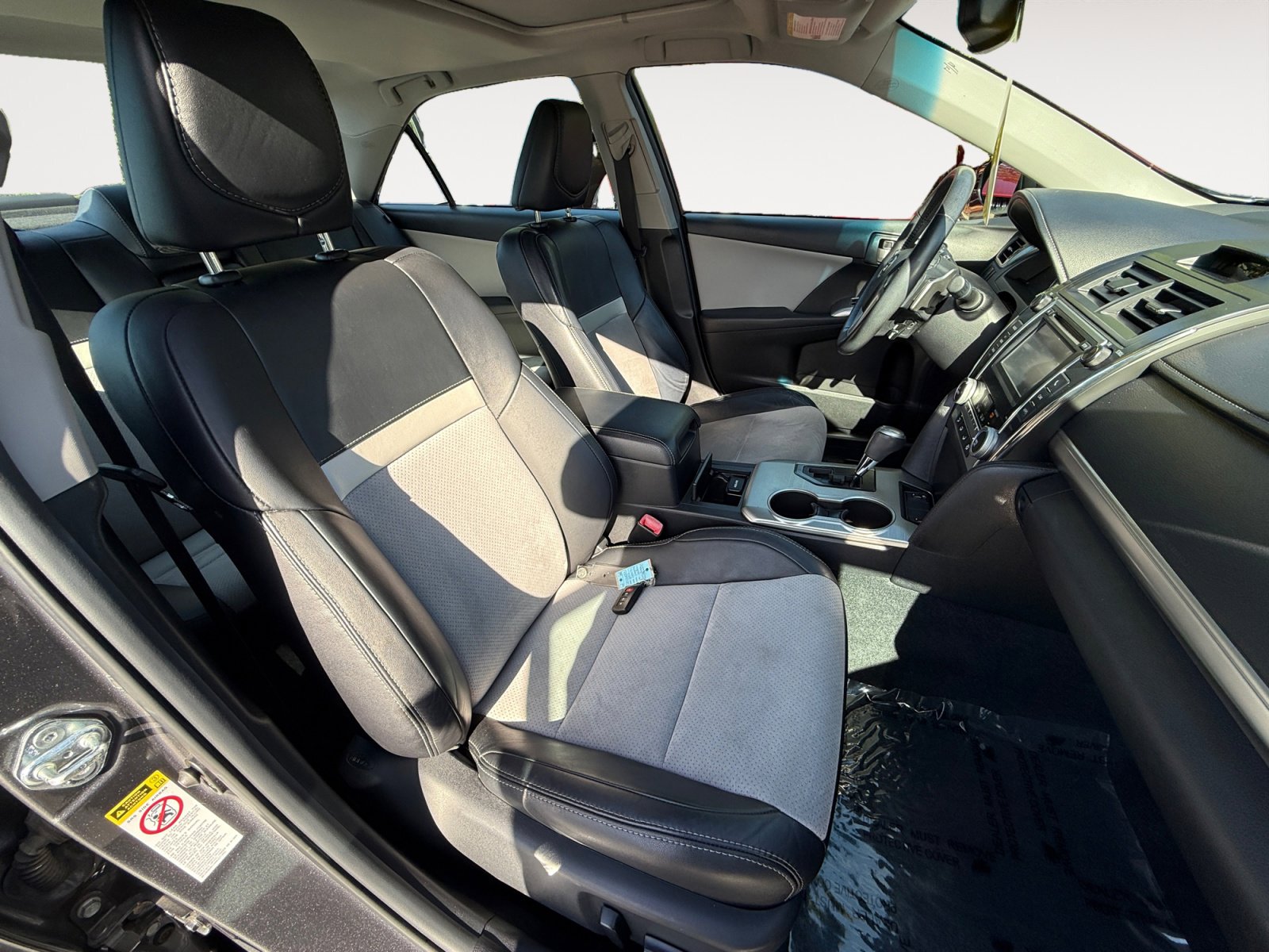 Used 2012 Toyota Camry SE w/ Leather Pkg FWD image 19
