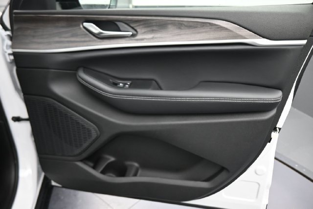 New 2026 Jeep Grand Cherokee Altitude AWD/4WD image 20