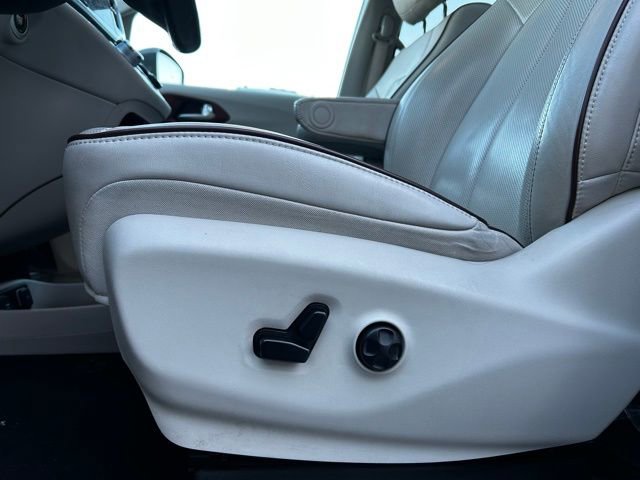 Used 2020 Chrysler Pacifica Limited w/ Tire & Wheel Group image 14