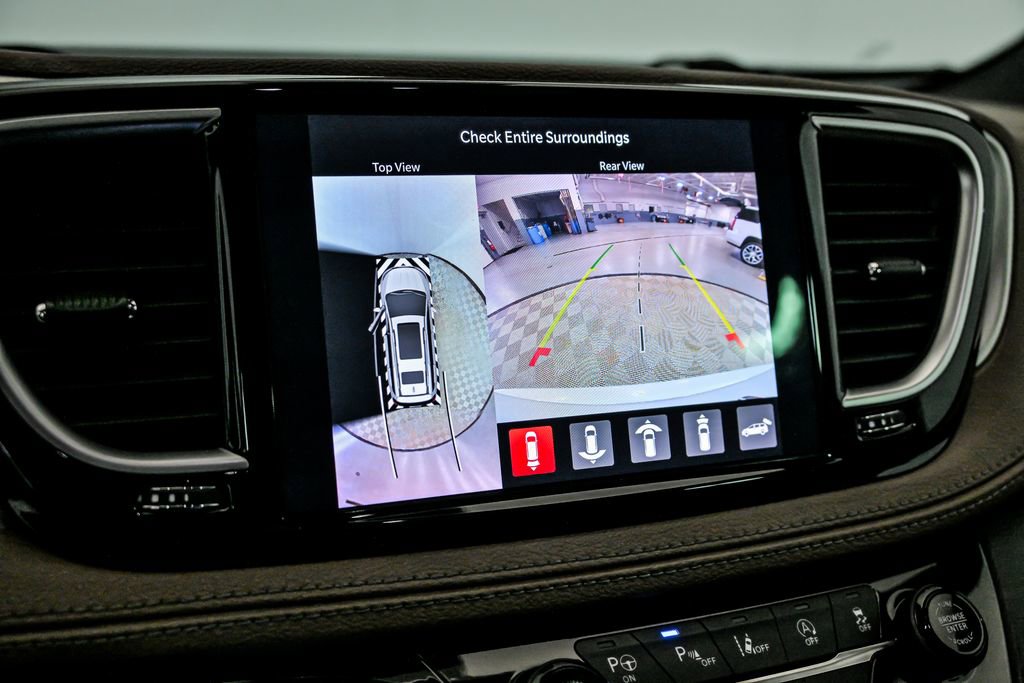 Used 2021 Chrysler Pacifica Limited w/ Uconnect Theater Family Group image 23