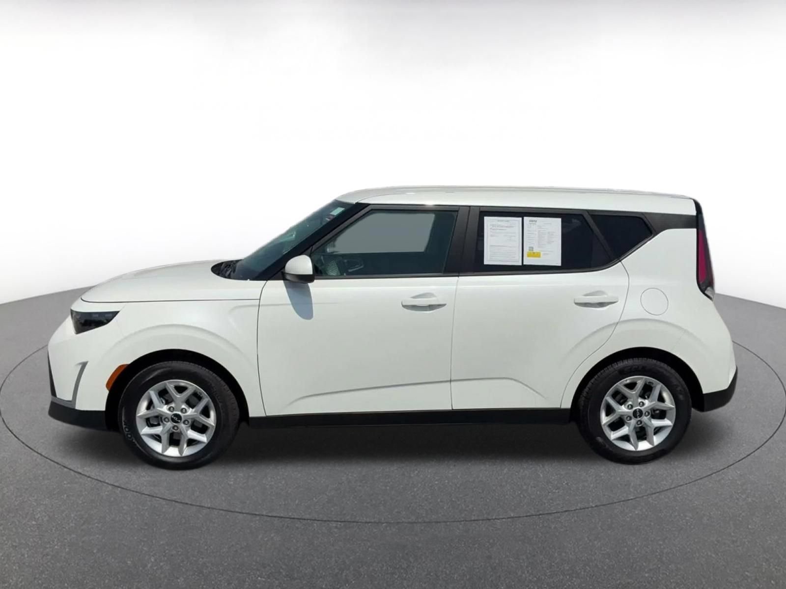 Used 2025 Kia Soul LX w/ LX Technology Package FWD image 8