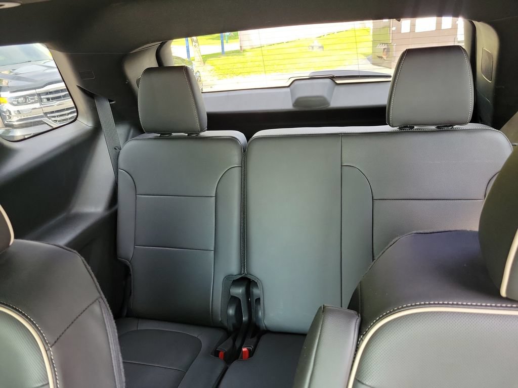 Used 2023 Chevrolet Traverse Premier FWD image 18