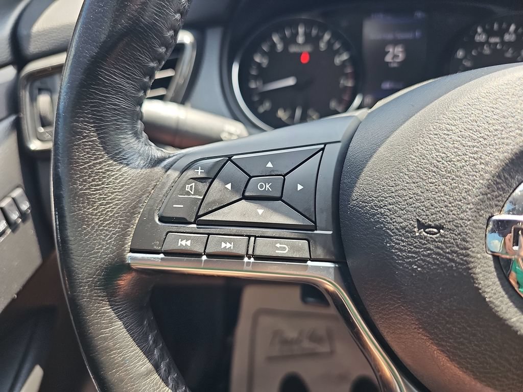 Used 2019 Nissan Rogue SV w/ Sun & Sound Touring Package FWD image 17