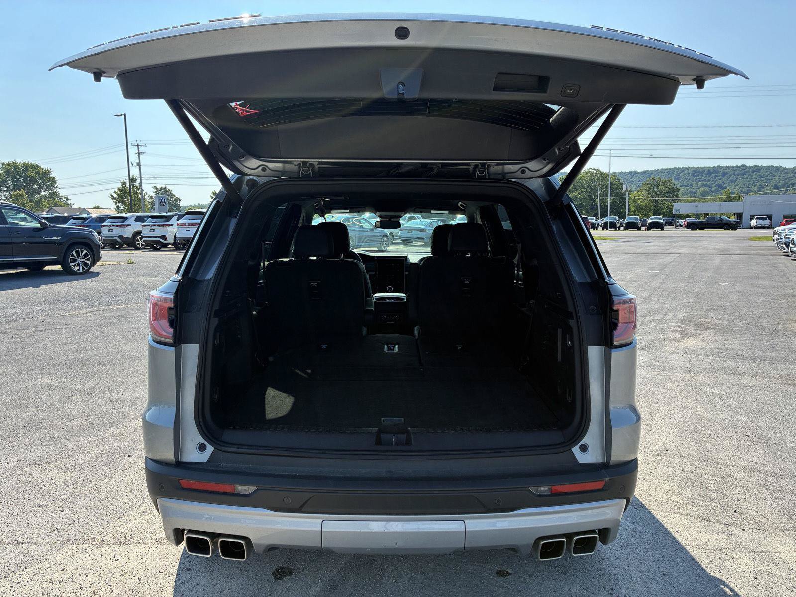 Used 2025 GMC Acadia Elevation w/ Elevation Premium Package AWD/4WD image 13