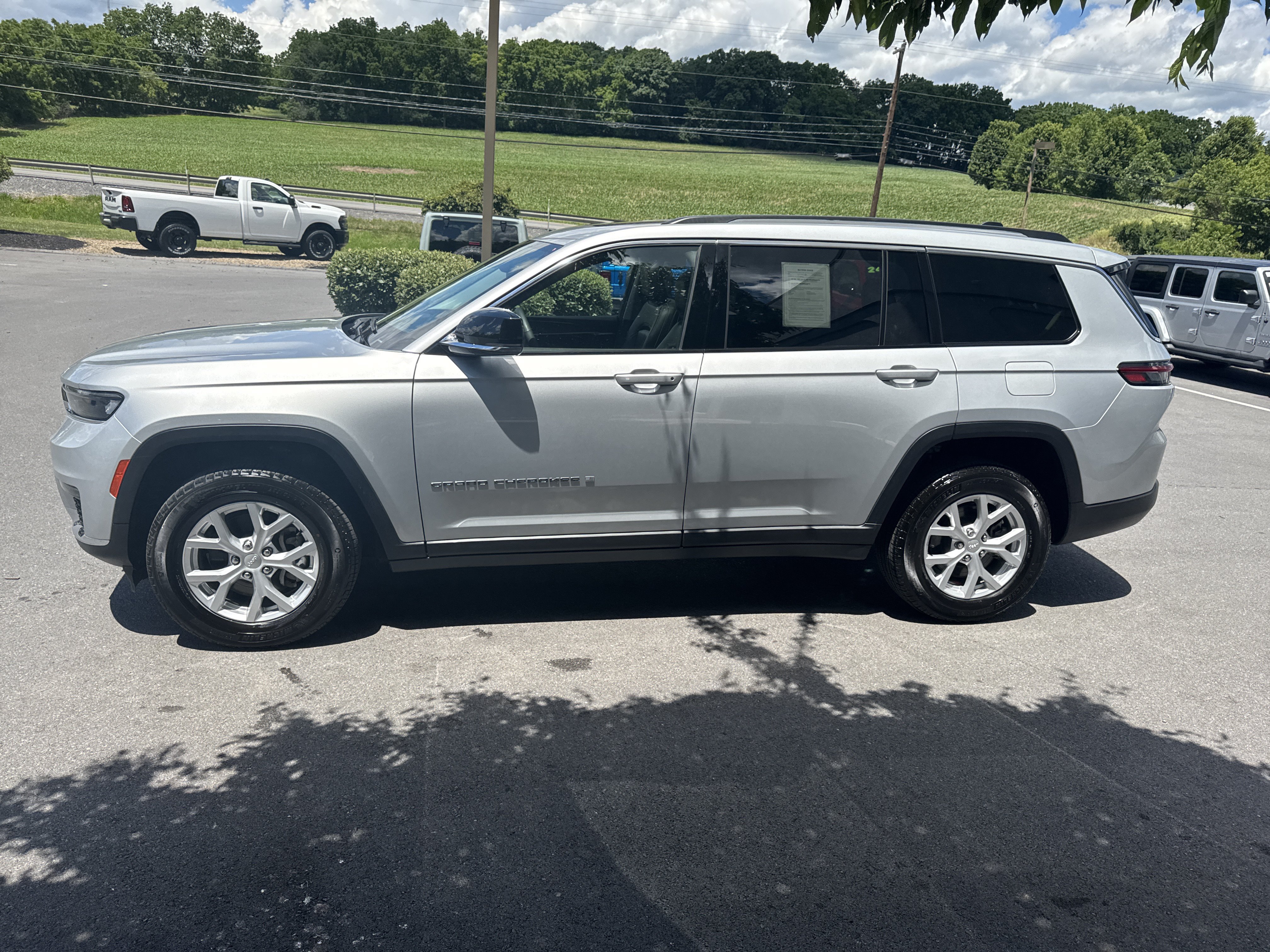 Used 2023 Jeep Grand Cherokee L Limited AWD/4WD image 7