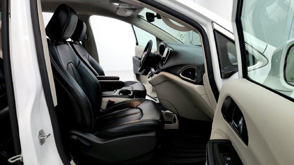 Used 2022 Chrysler Pacifica Touring-L FWD image 17