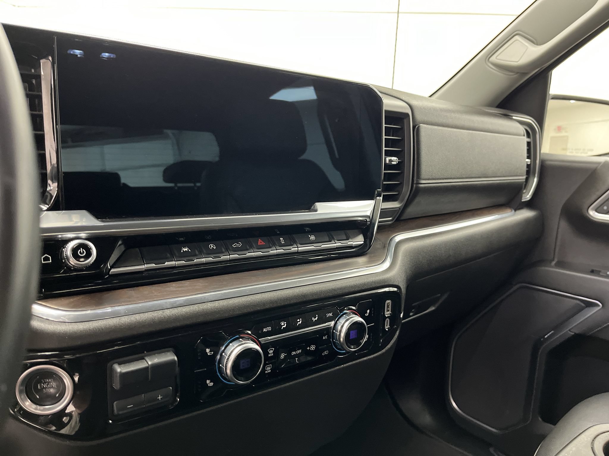 Used 2025 GMC Sierra 1500 SLT RWD image 10