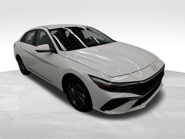 Used 2024 Hyundai Elantra SEL image 2