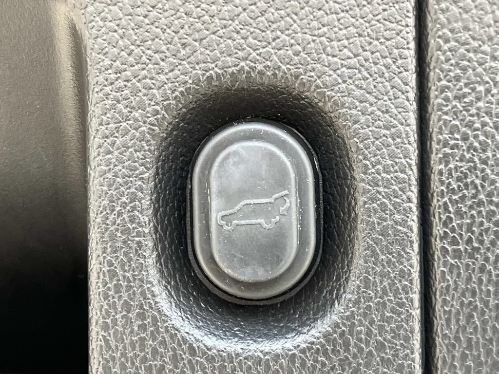 Used 2017 Cadillac Escalade Premium Luxury RWD image 21