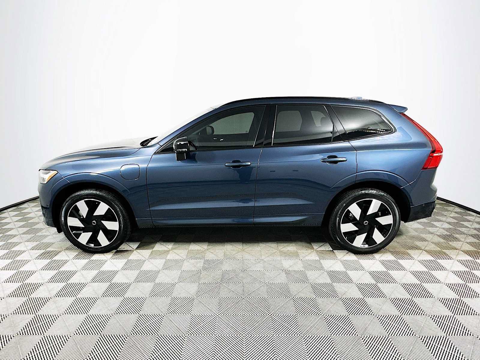 Certified 2025 Volvo XC60 T8 Plus w/ Protection Package Premier AWD/4WD image 4
