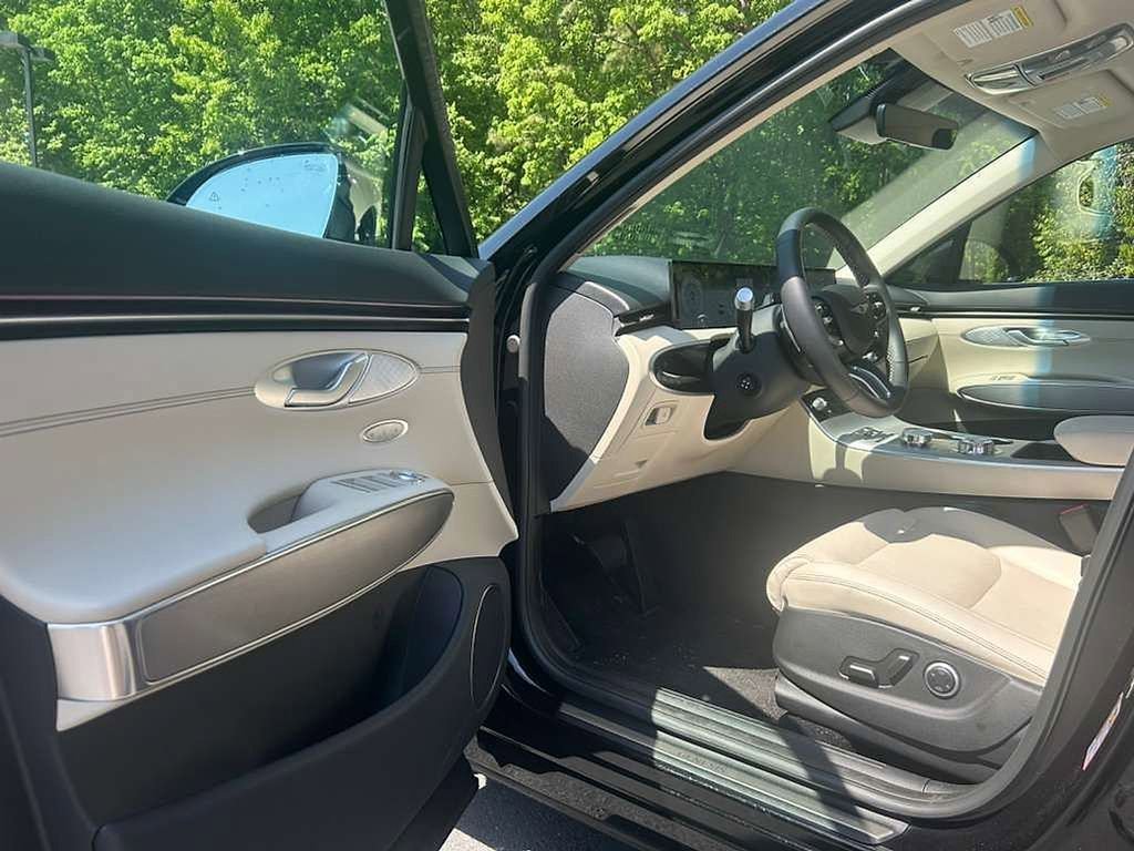 Certified 2026 Genesis GV70 2.5T Select AWD/4WD image 6