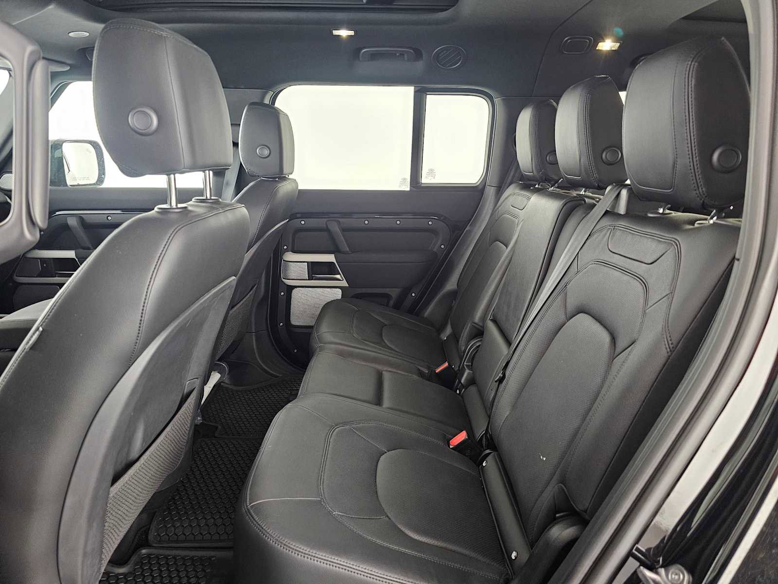 Used 2023 Land Rover Defender 130 SE image 16