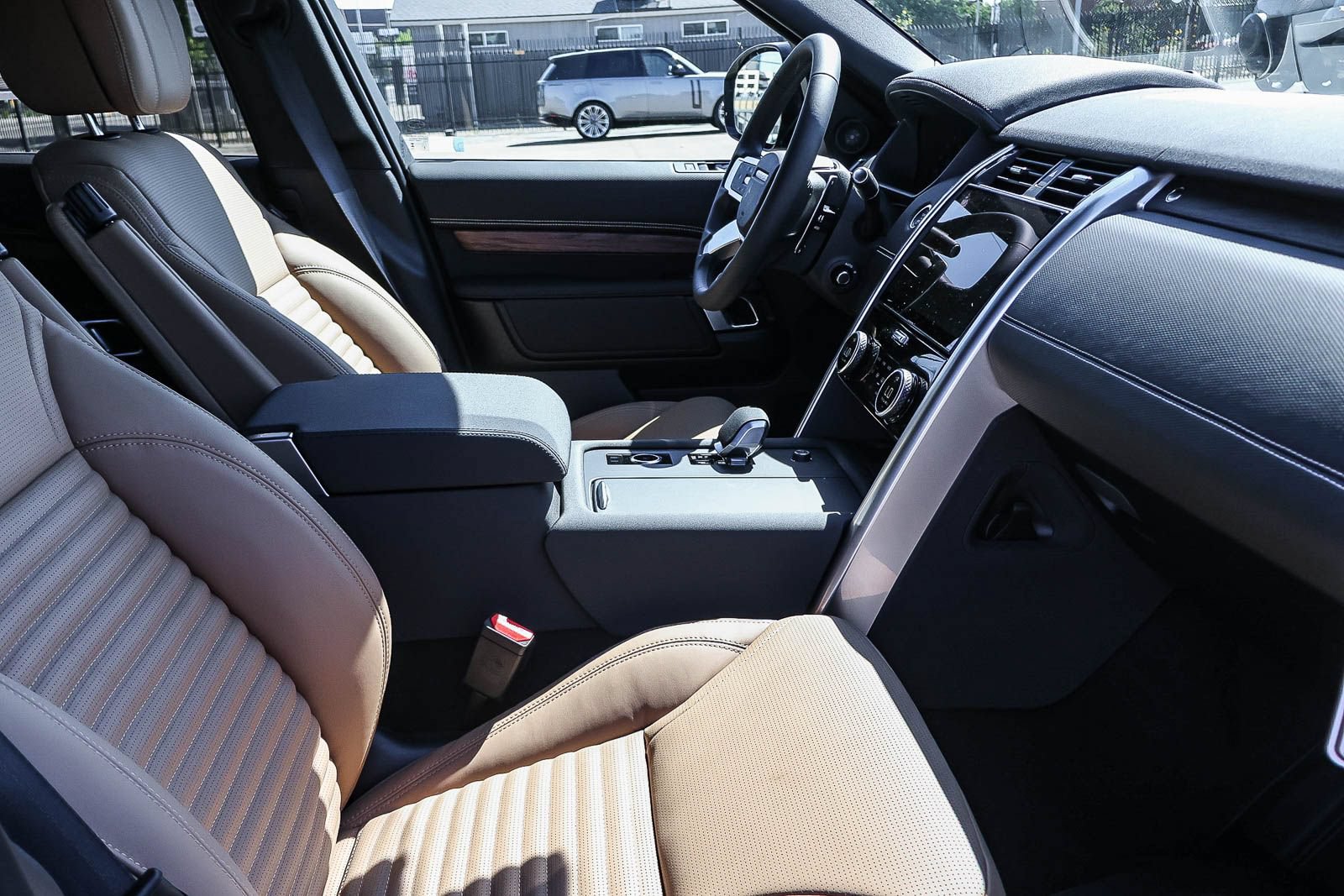 New 2026 Land Rover Discovery Dynamic SE AWD/4WD image 17
