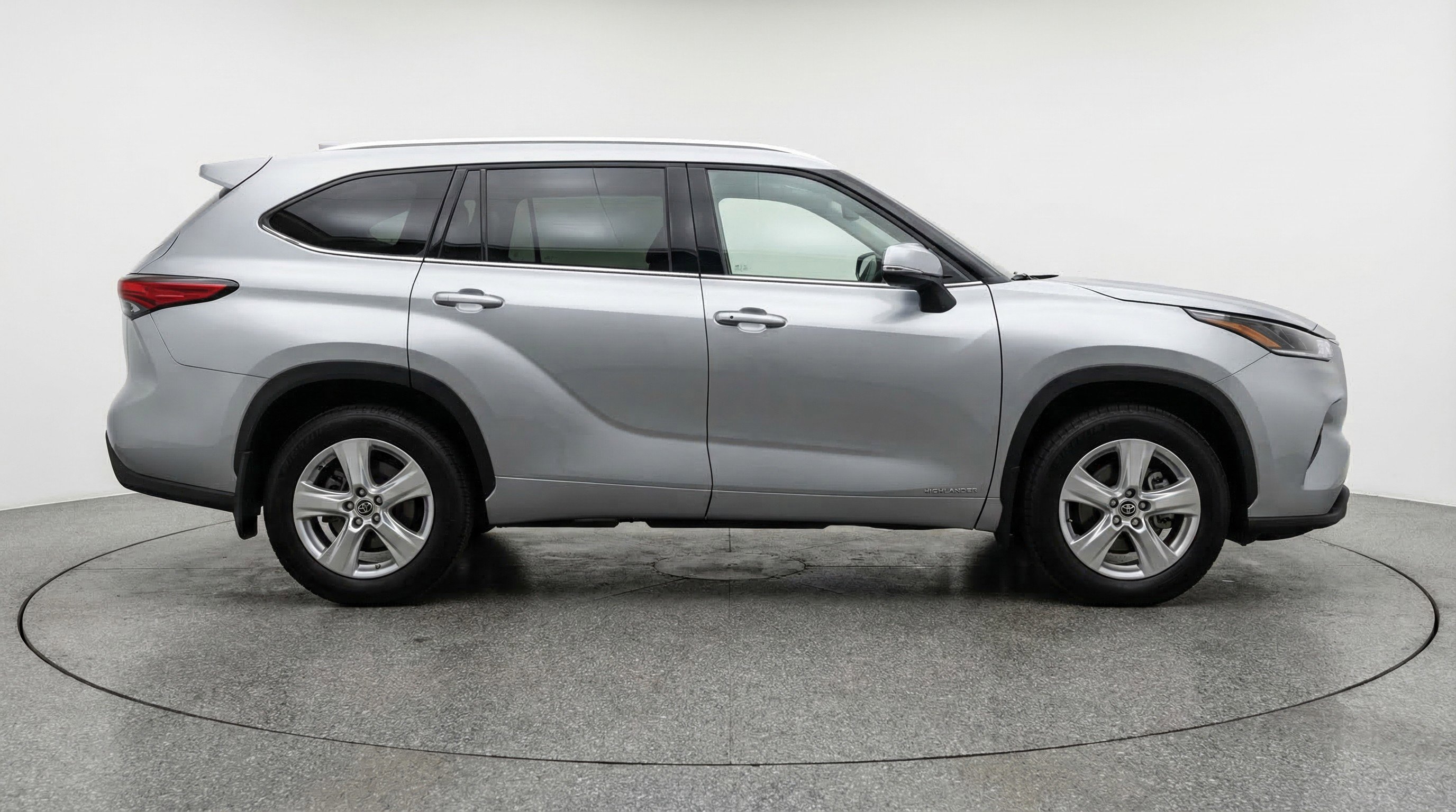 Used 2025 Toyota Highlander LE image 11