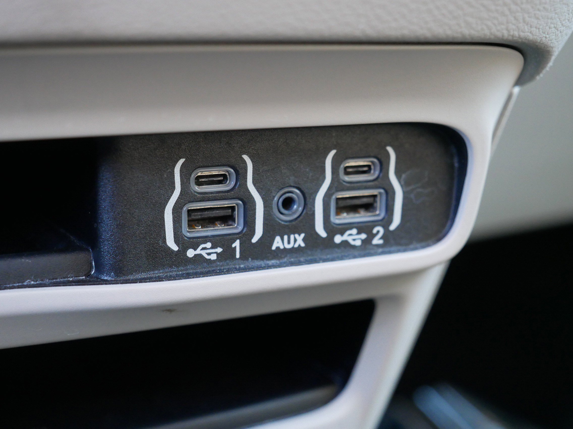 Used 2022 Chrysler Voyager LX image 31