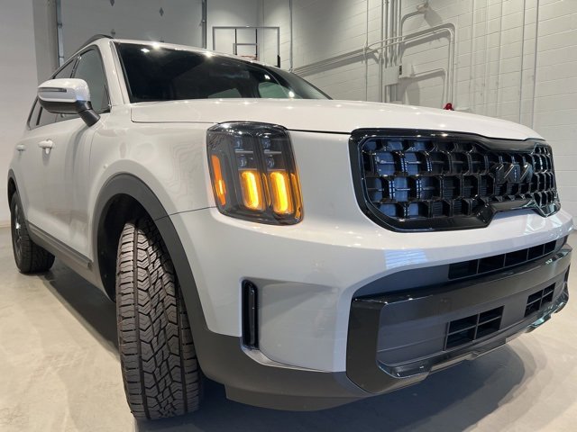 Used 2025 Kia Telluride AWD image 3