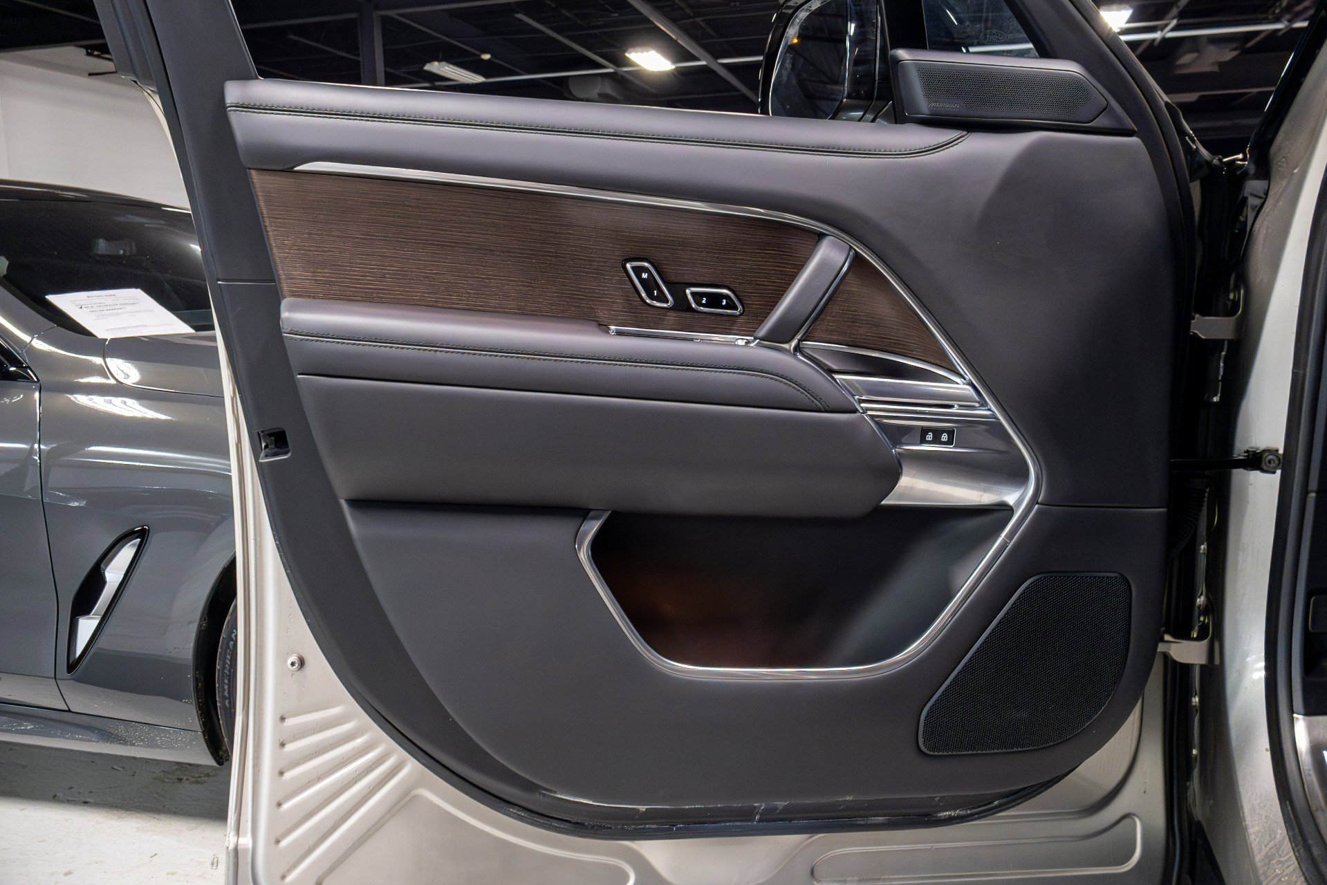 Used 2023 Land Rover Range Rover Long Wheelbase Autobiography image 4