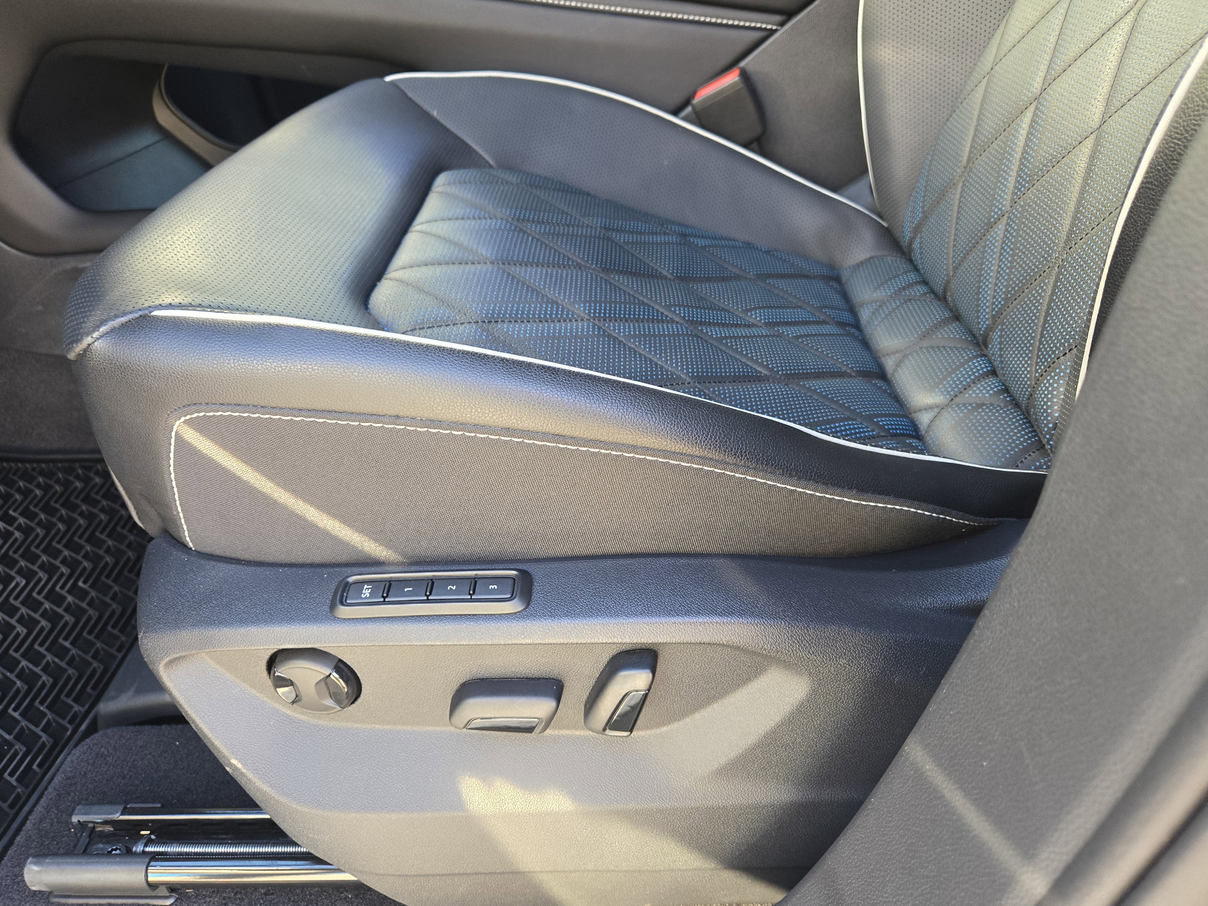 Used 2024 Volkswagen Atlas Cross Sport SEL Premium R-Line image 27