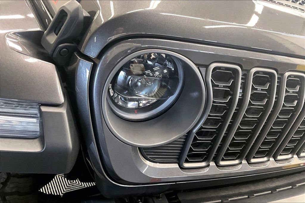 Used 2025 Jeep Gladiator Mojave AWD/4WD image 26