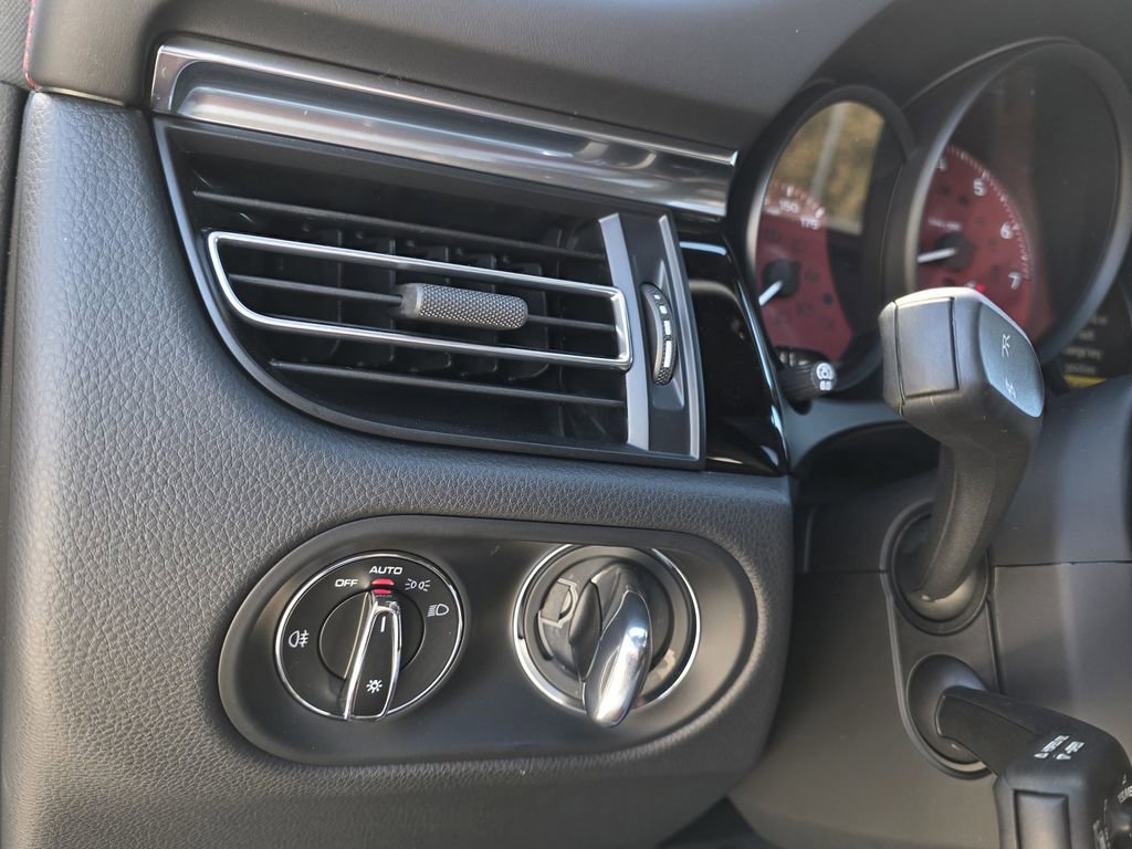 Used 2025 Porsche Macan image 26