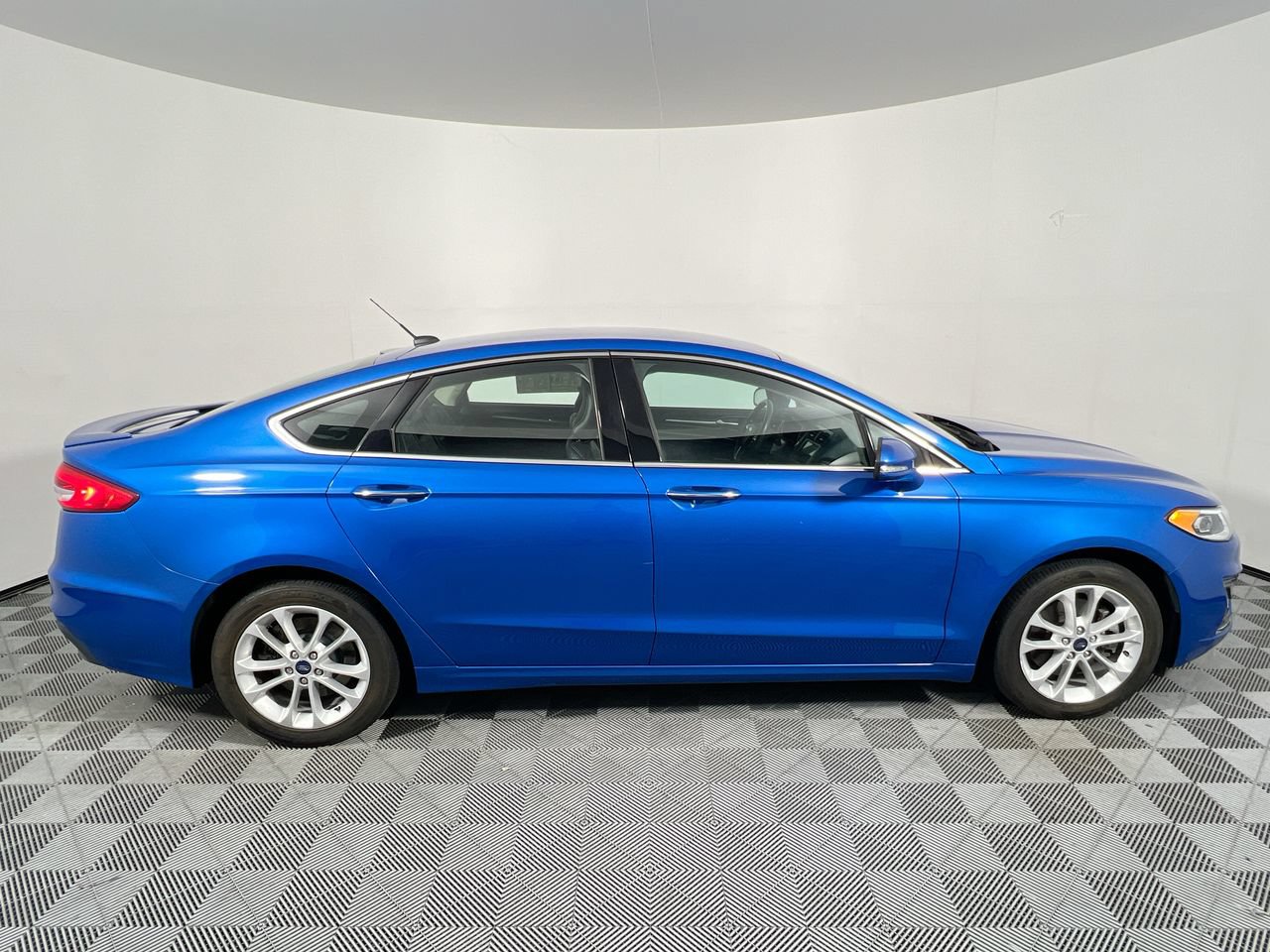 Used 2019 Ford Fusion Energi Titanium FWD image 2