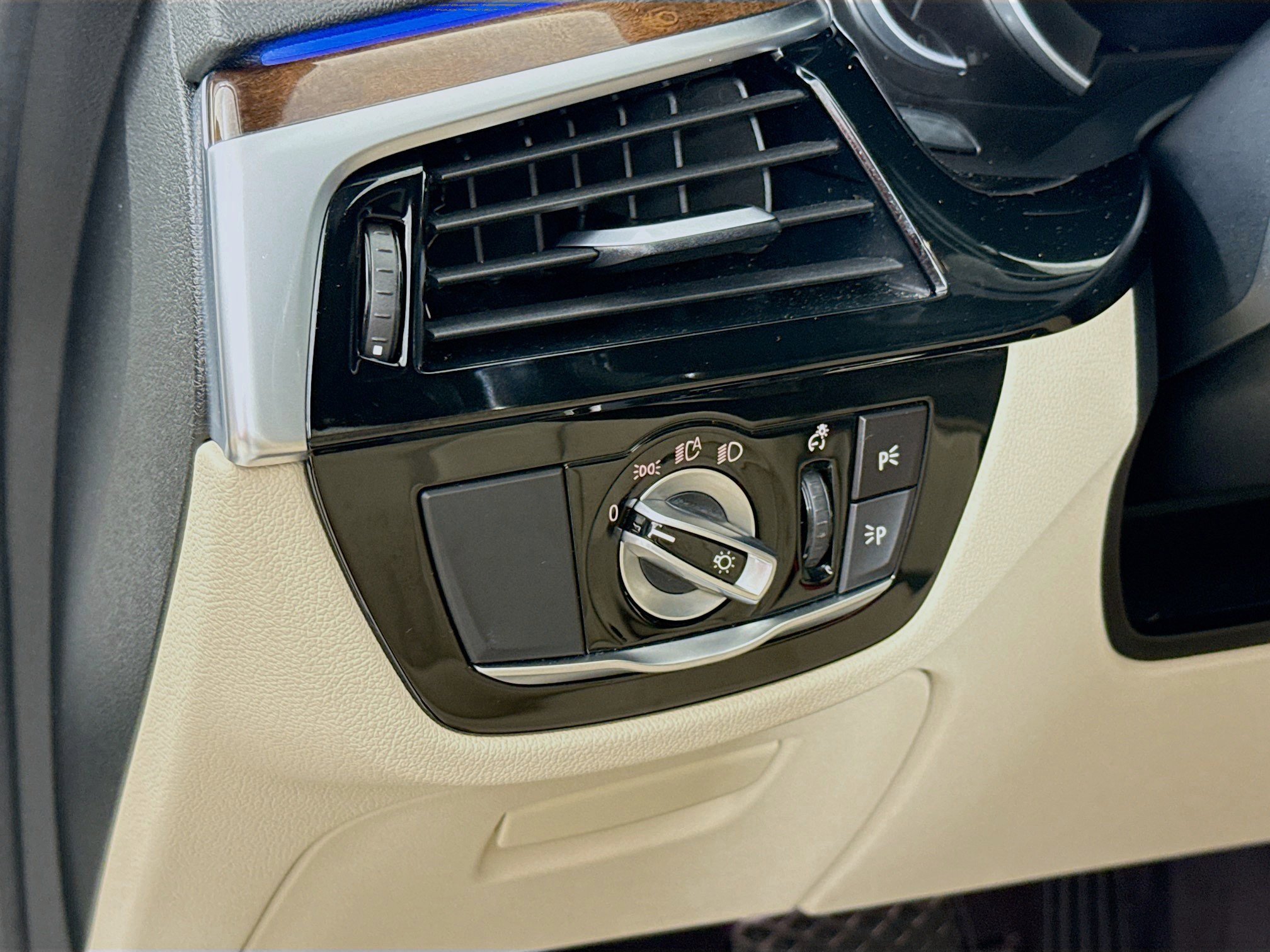 Used 2019 BMW 530i xDrive w/ Convenience Package image 10