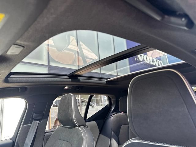 Used 2020 Volvo XC40 T5 R-Design w/ Protection Package AWD/4WD image 27