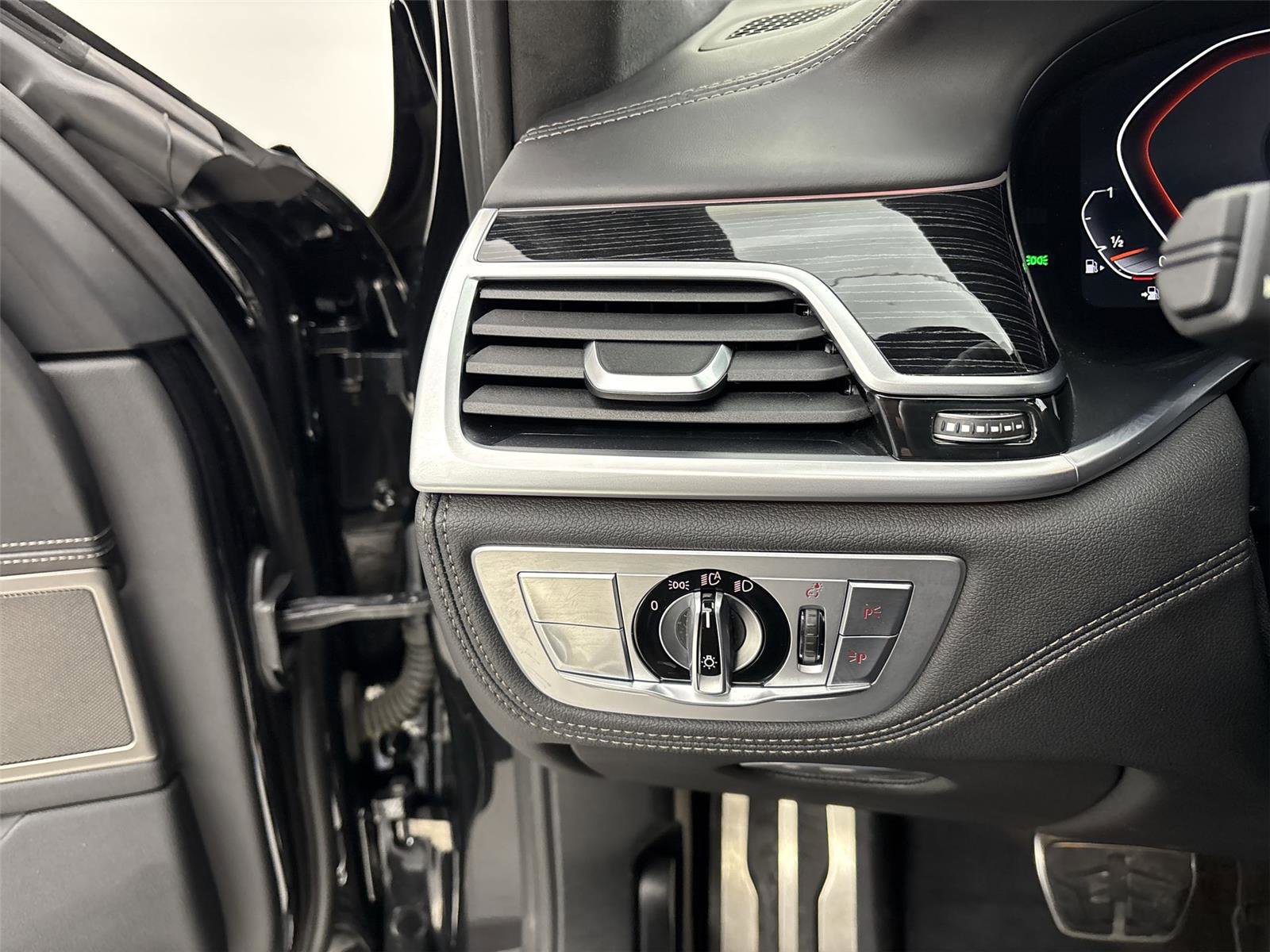 Used 2020 BMW 750i xDrive w/ Executive Package image 31