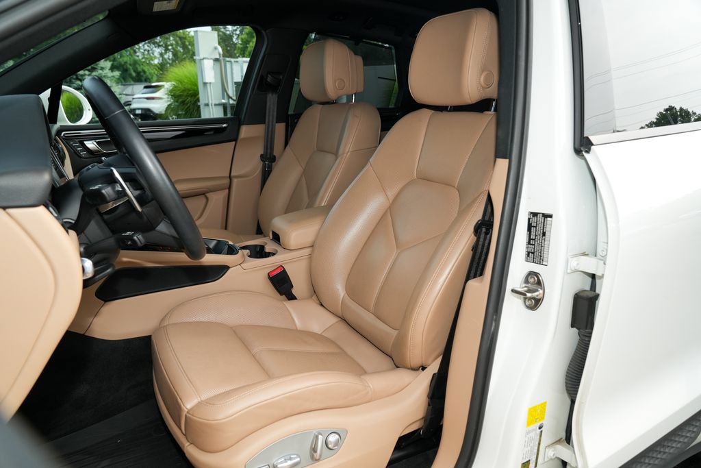 Certified 2024 Porsche Macan AWD/4WD image 5