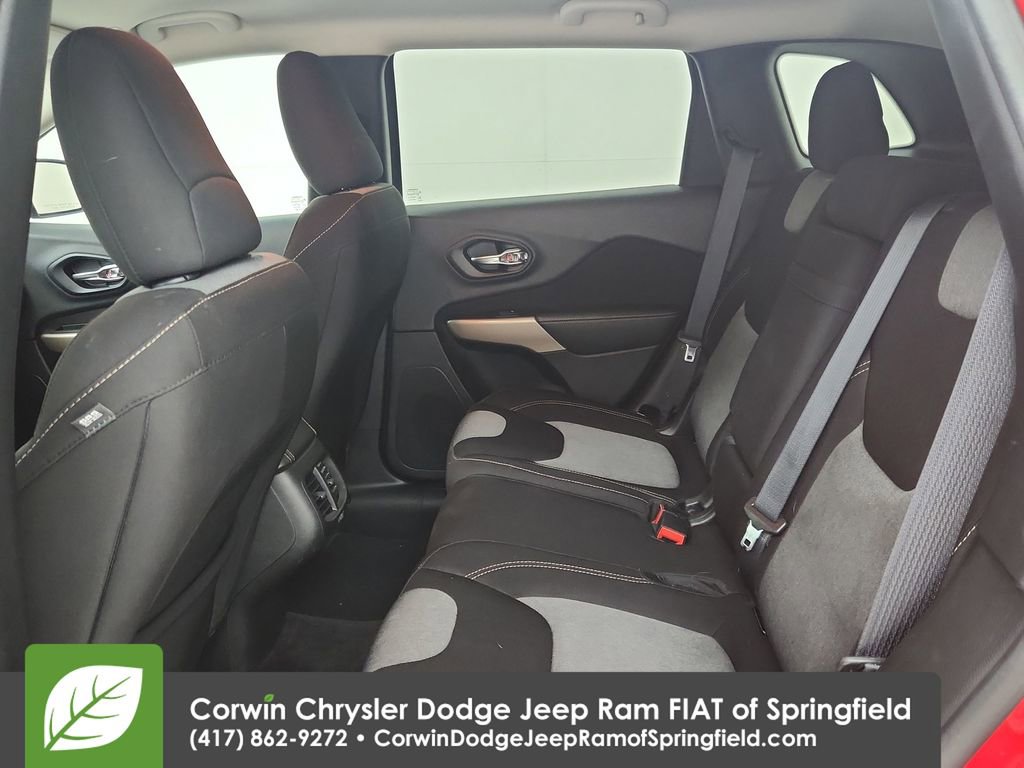 Certified 2018 Jeep Cherokee Latitude w/ Altitude Package FWD image 28