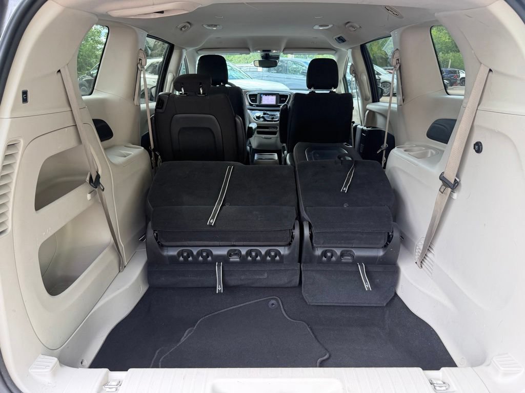Used 2023 Chrysler Voyager LX FWD image 7