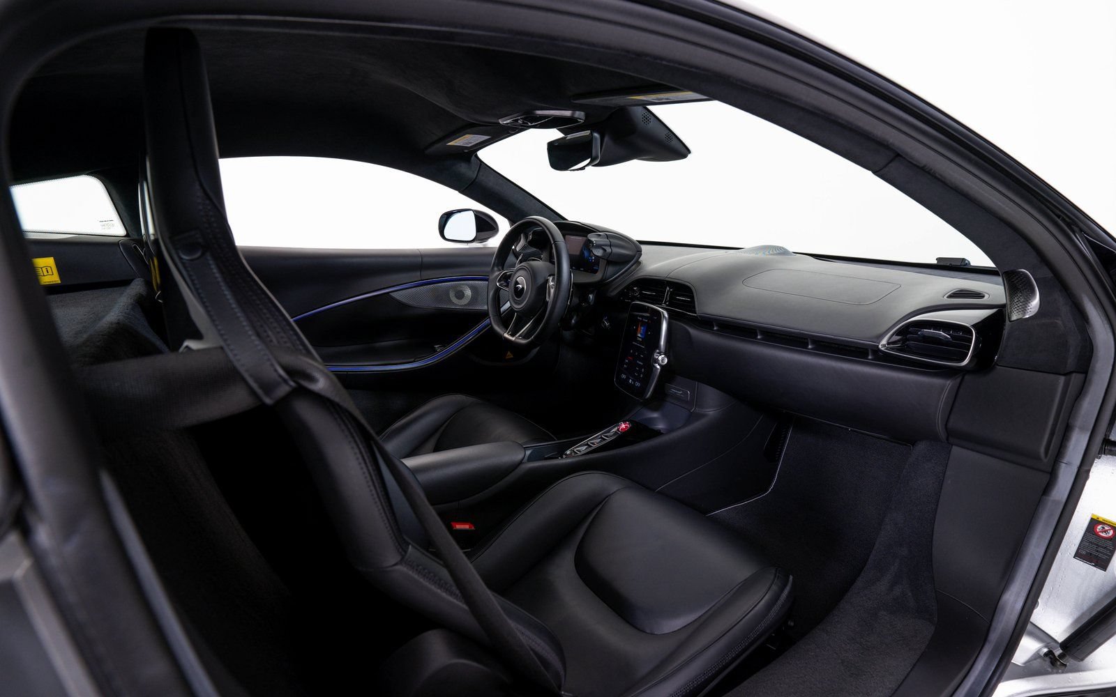 Used 2023 McLaren Artura RWD image 19
