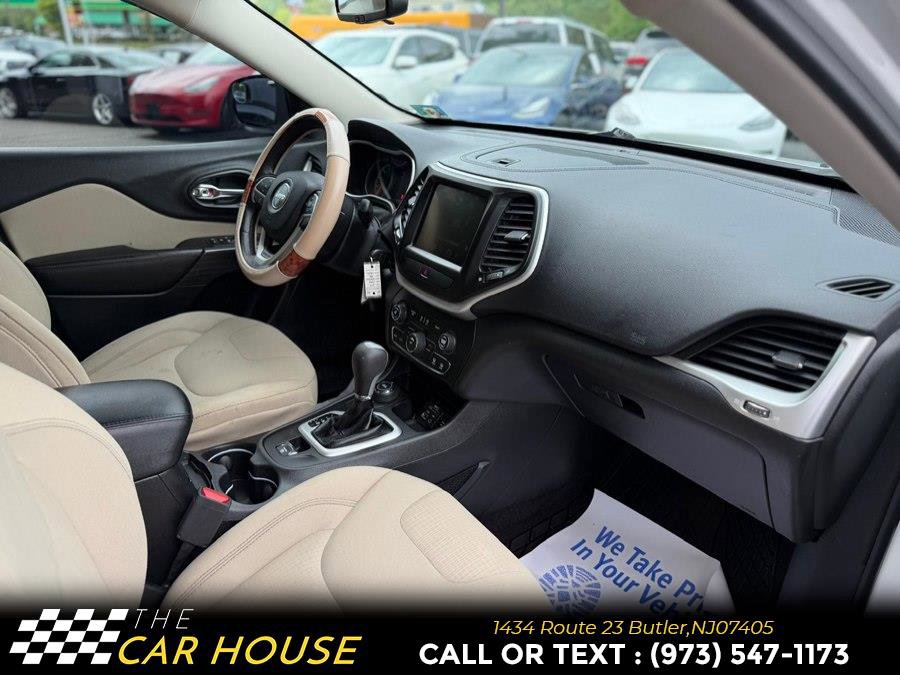 Used 2017 Jeep Cherokee Latitude w/ Comfort & Sound Group AWD/4WD image 21