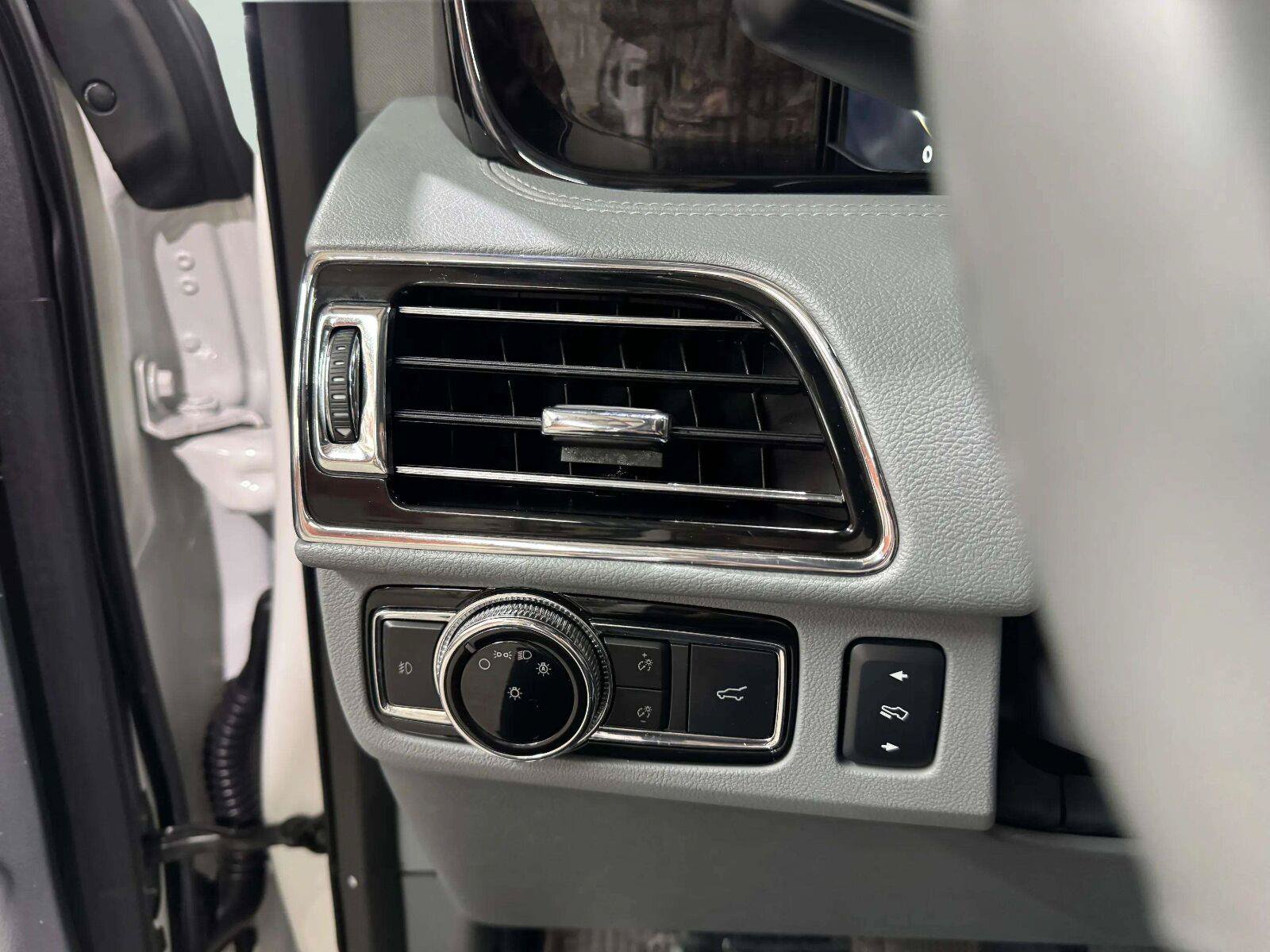 Used 2018 Lincoln Navigator Reserve w/ Technology Package AWD/4WD image 52