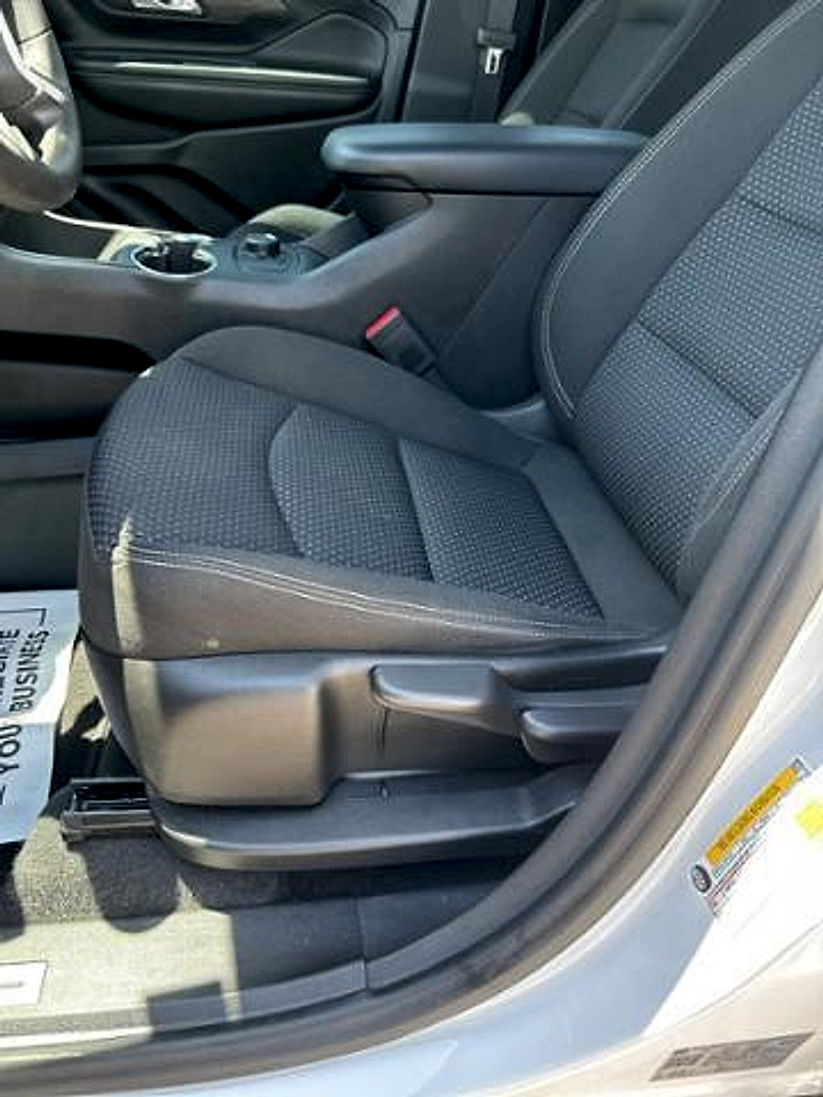 Used 2023 GMC Terrain SLE w/ Elevation Edition image 9