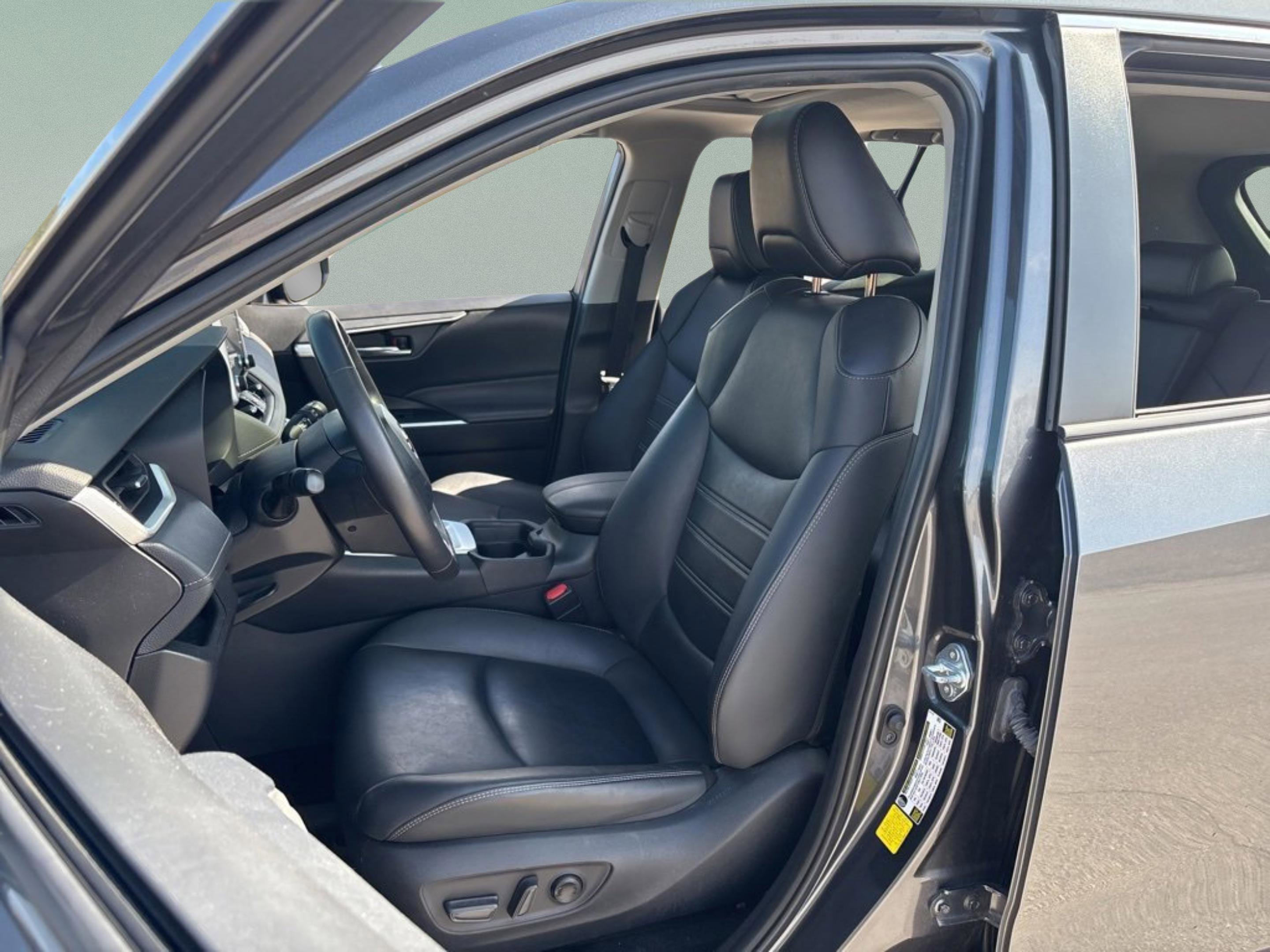 Used 2021 Toyota RAV4 XLE Premium image 32