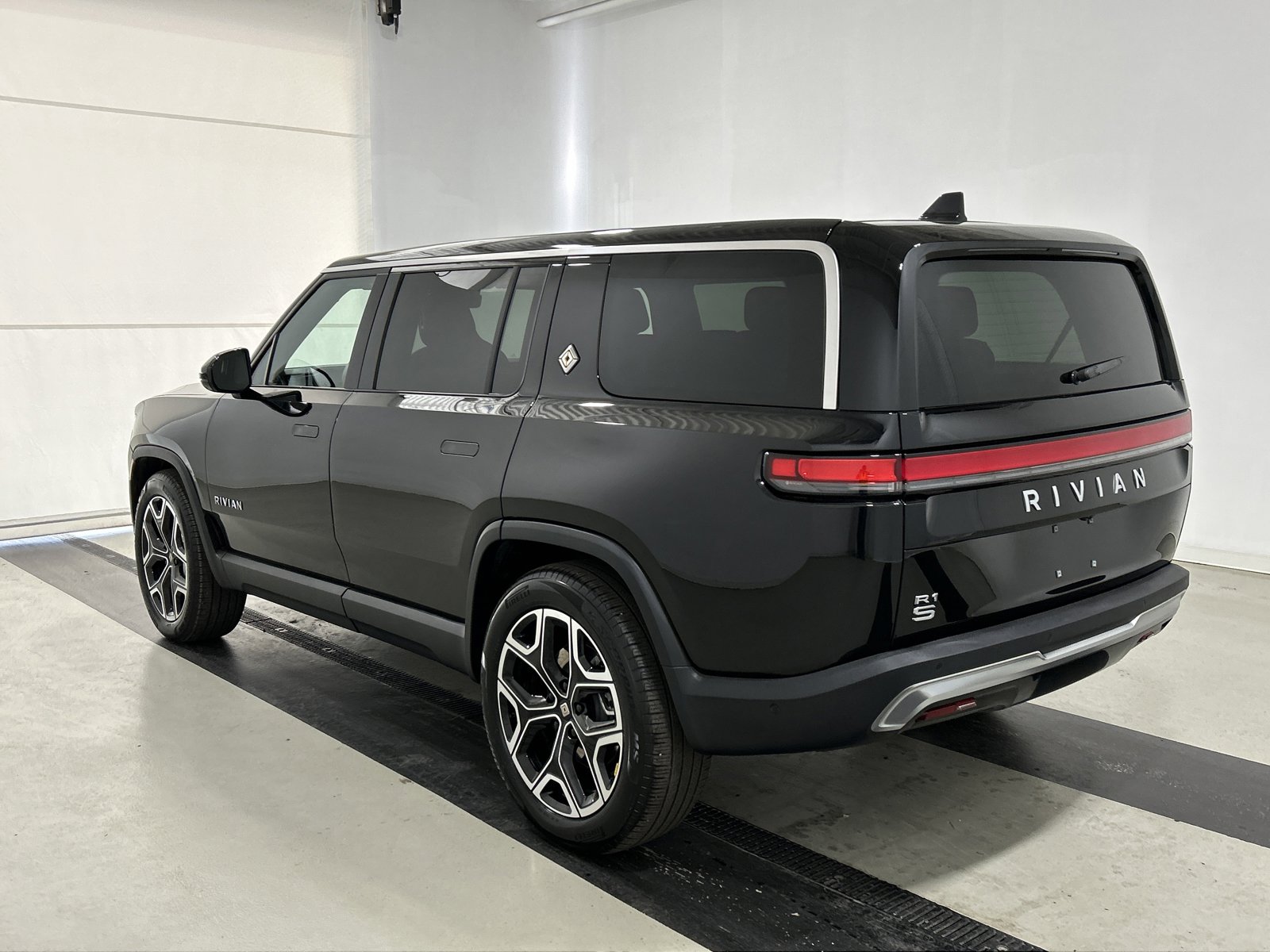 Used 2025 Rivian R1S Adventure image 3