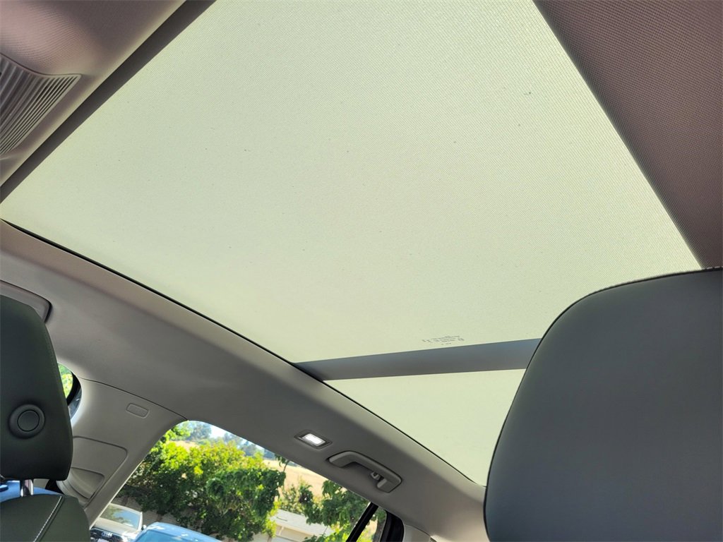 New 2025 Volkswagen Tiguan SE image 11