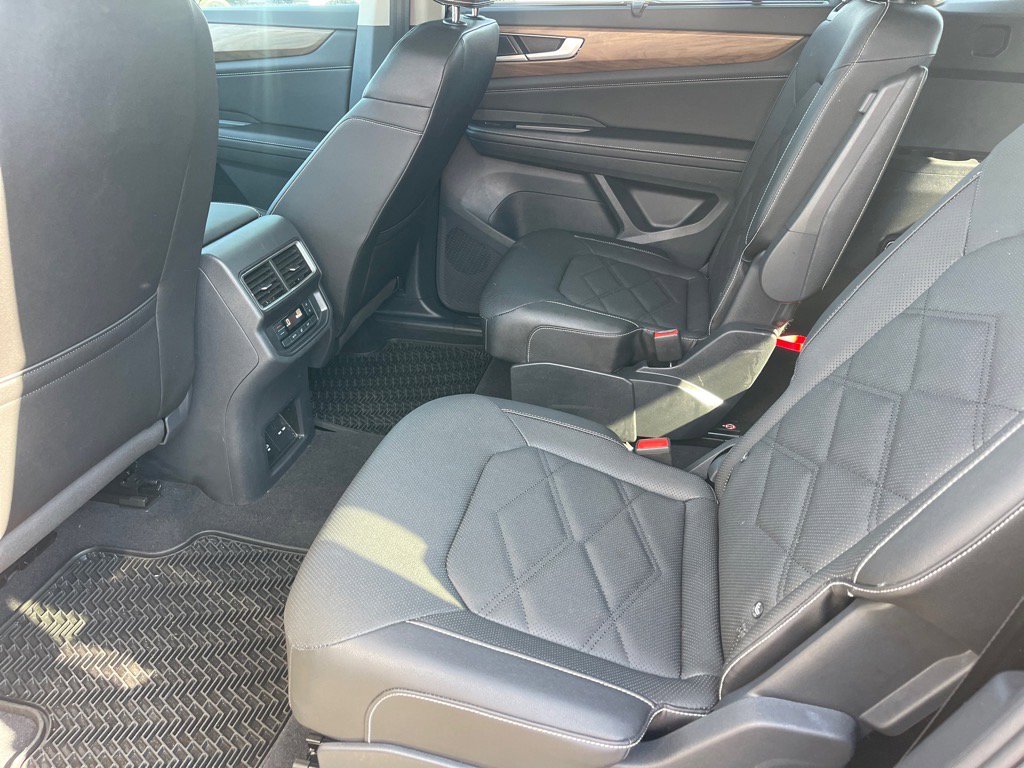 Used 2025 Volkswagen Atlas SE image 12