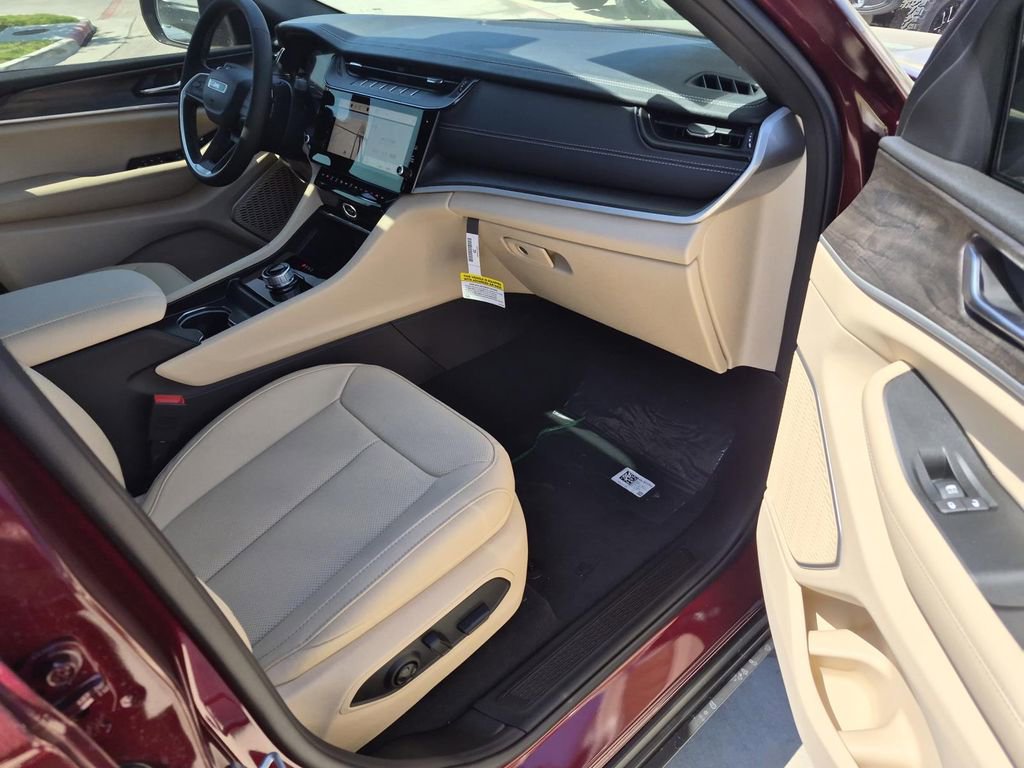 New 2026 Jeep Grand Cherokee Limited RWD image 9