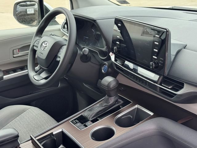 Used 2022 Toyota Sienna LE image 9